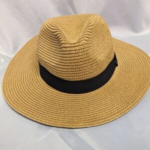 Medium brimmed sun hat